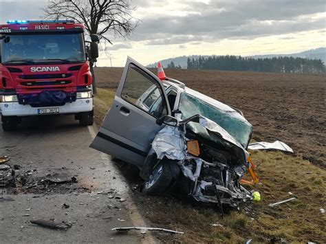 tragická nehoda dnes varnsdorf|U Kauflandu ve Varnsdorfu se srazila auta. Dva lidé skončili v ...